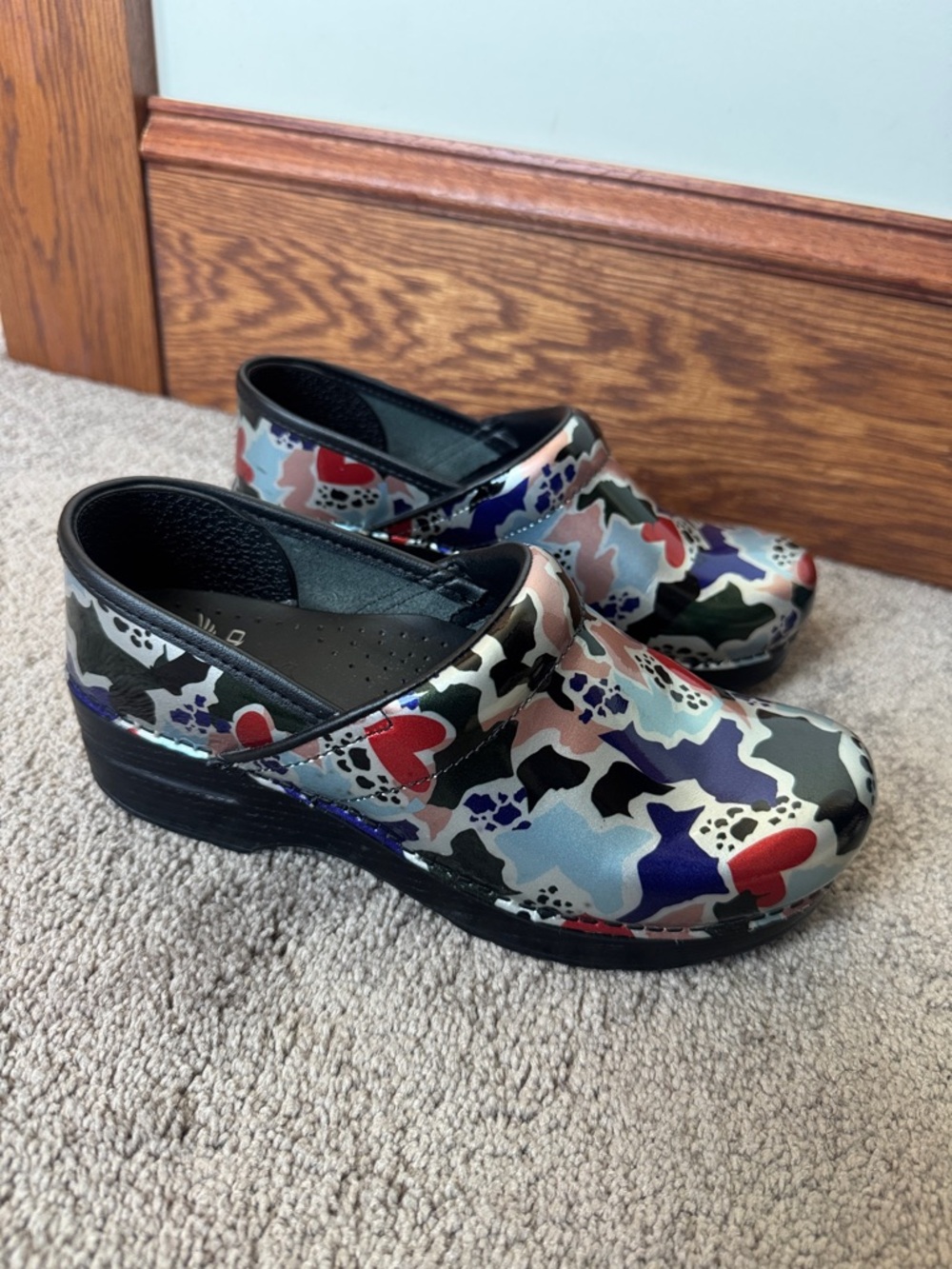 Dansko Professional Patent Leather Floral Abstract Clogs Comfort Shoes SIZE 37